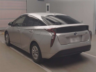 2016 Toyota Prius - Thumbnail