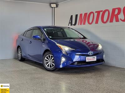 2016 Toyota Prius - Thumbnail