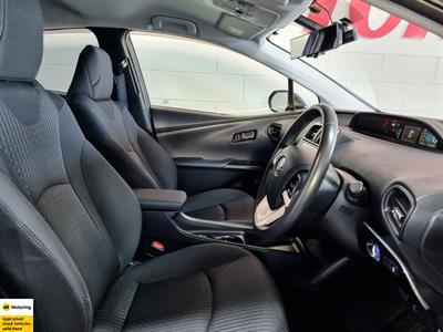 2016 Toyota Prius - Thumbnail