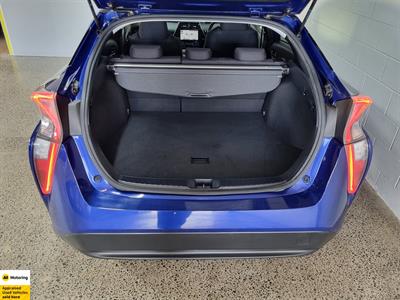 2016 Toyota Prius - Thumbnail