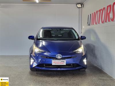 2016 Toyota Prius - Thumbnail