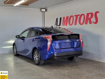 2016 Toyota Prius - Thumbnail