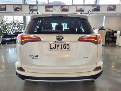 2018 Toyota RAV4 - Thumbnail