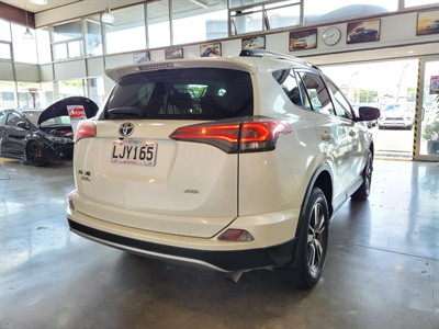 2018 Toyota RAV4 - Thumbnail