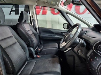 2017 Nissan Serena - Thumbnail