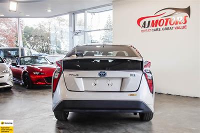 2017 Toyota Prius - Thumbnail