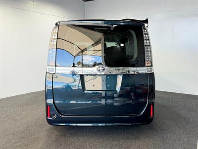 2014 Toyota Voxy - Thumbnail