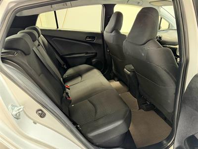 2016 Toyota Prius - Thumbnail