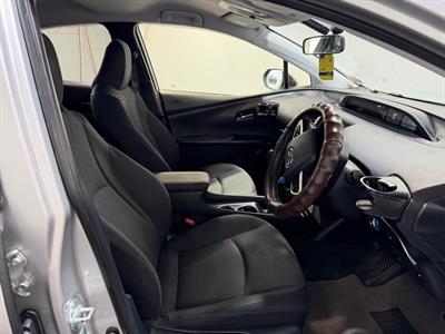 2016 Toyota Prius - Thumbnail