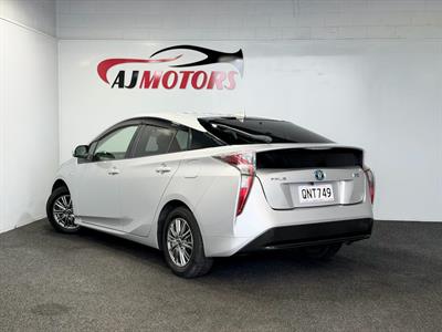 2016 Toyota Prius - Thumbnail