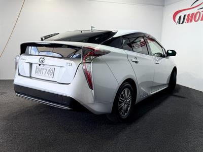 2016 Toyota Prius - Thumbnail