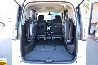 2015 Nissan Serena - Thumbnail