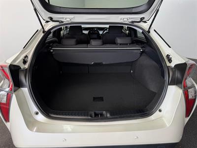 2018 Toyota Prius - Thumbnail