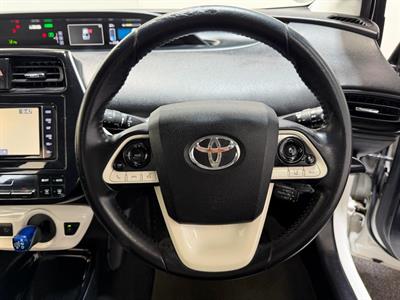 2018 Toyota Prius - Thumbnail