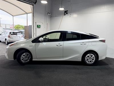 2018 Toyota Prius - Thumbnail