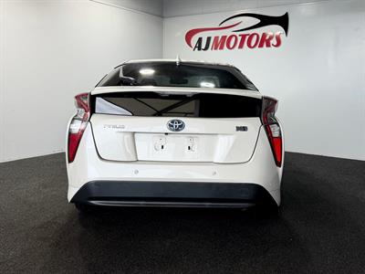 2018 Toyota Prius - Thumbnail