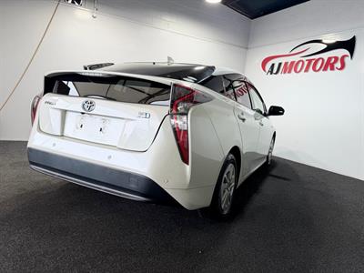 2018 Toyota Prius - Thumbnail