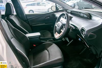 2016 Toyota Prius - Thumbnail