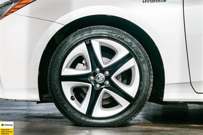 2016 Toyota Prius - Thumbnail