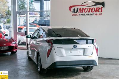 2016 Toyota Prius - Thumbnail