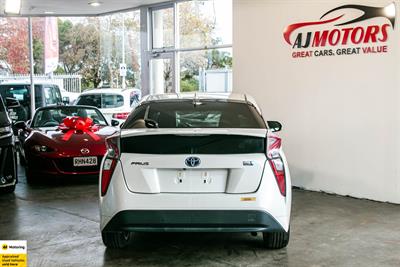 2016 Toyota Prius - Thumbnail