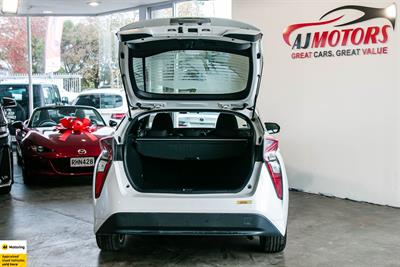 2016 Toyota Prius - Thumbnail