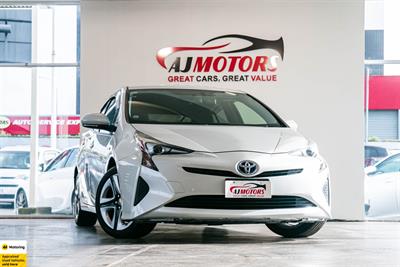 2016 Toyota Prius - Thumbnail