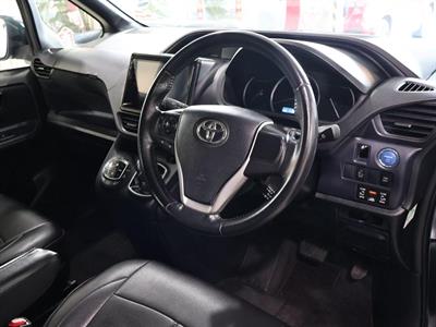 2014 Toyota Voxy - Thumbnail