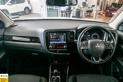 2022 Mitsubishi Outlander - Thumbnail