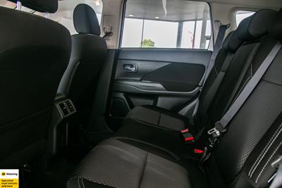 2022 Mitsubishi Outlander - Thumbnail