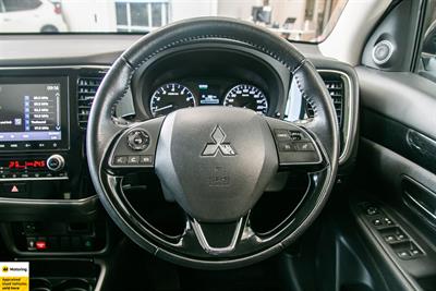 2022 Mitsubishi Outlander - Thumbnail