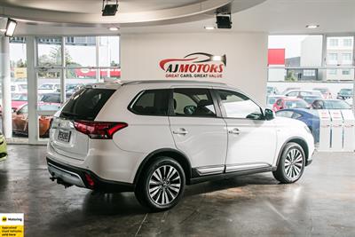 2022 Mitsubishi Outlander - Thumbnail