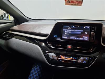 2017 Toyota C-HR - Thumbnail