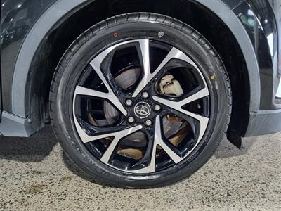 2017 Toyota C-HR - Thumbnail