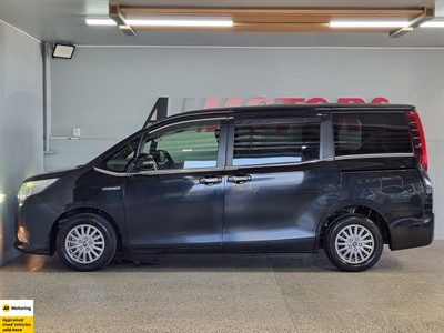 2015 Toyota Esquire - Thumbnail