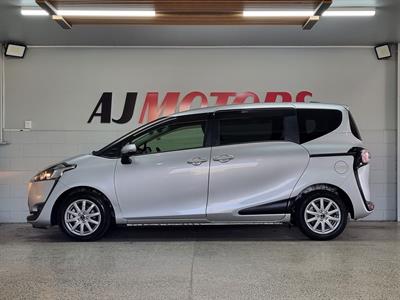 2017 Toyota Sienta - Thumbnail