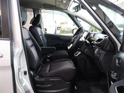 2017 Nissan Serena - Thumbnail