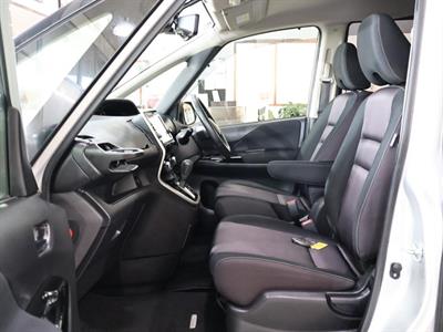 2017 Nissan Serena - Thumbnail