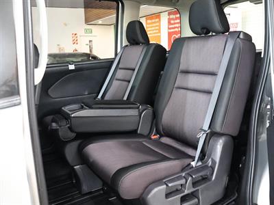 2017 Nissan Serena - Thumbnail