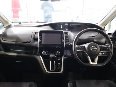 2017 Nissan Serena - Thumbnail