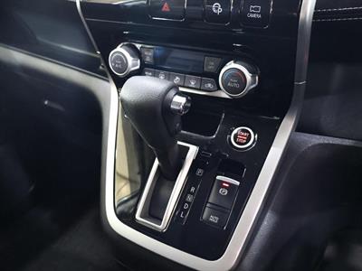 2017 Nissan Serena - Thumbnail
