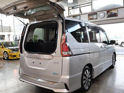 2017 Nissan Serena - Thumbnail