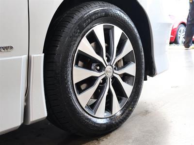 2017 Nissan Serena - Thumbnail