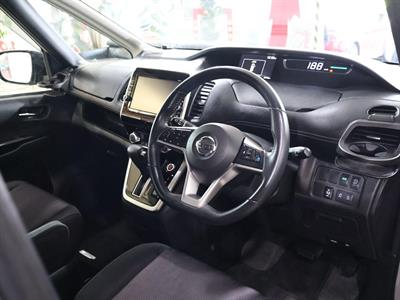2017 Nissan Serena - Thumbnail