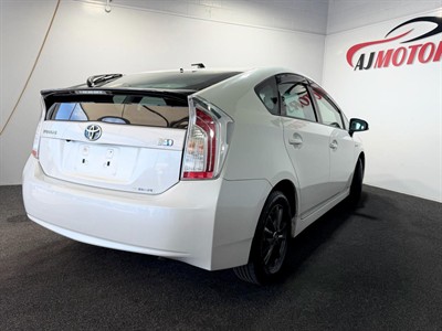 2015 Toyota Prius - Thumbnail