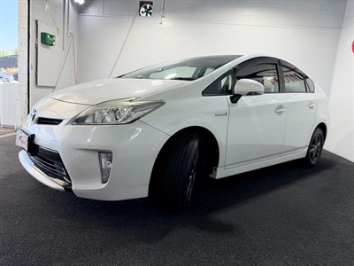 2015 Toyota Prius - Thumbnail