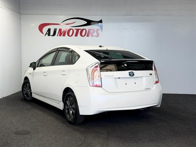2015 Toyota Prius - Thumbnail