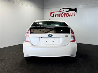 2015 Toyota Prius - Thumbnail
