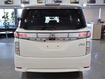 2017 Nissan Elgrand - Thumbnail