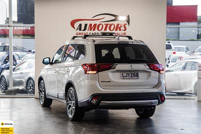 2018 Mitsubishi Outlander - Thumbnail